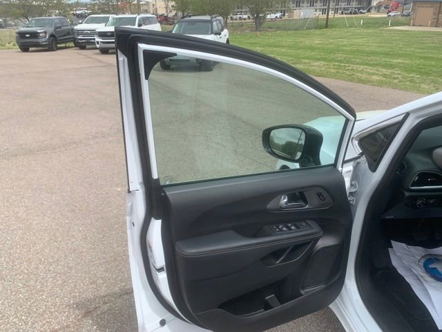 Used 2025 Chrysler Pacifica Select FWD image 10