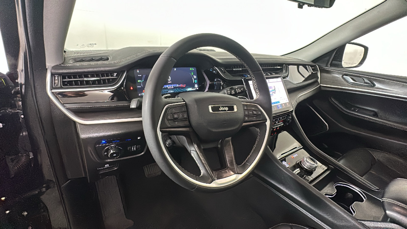 Used 2023 Jeep Grand Cherokee 4WD 4xe w/ Luxury Tech Group II image 17