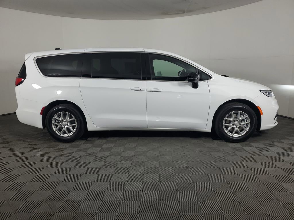 New 2026 Chrysler Pacifica Select image 3