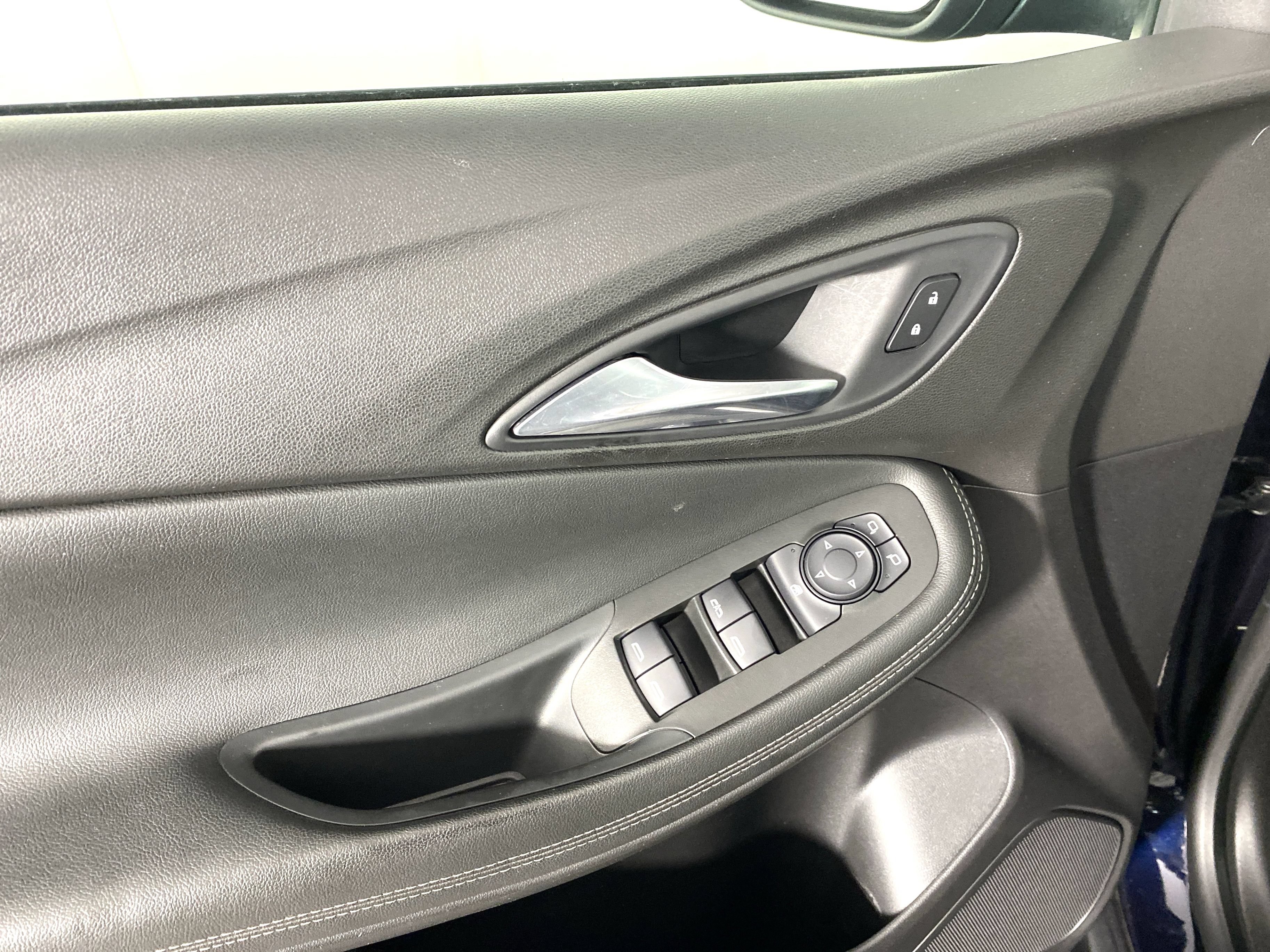 Used 2020 Buick Encore GX Preferred w/ Cold Weather Comfort Package FWD image 14