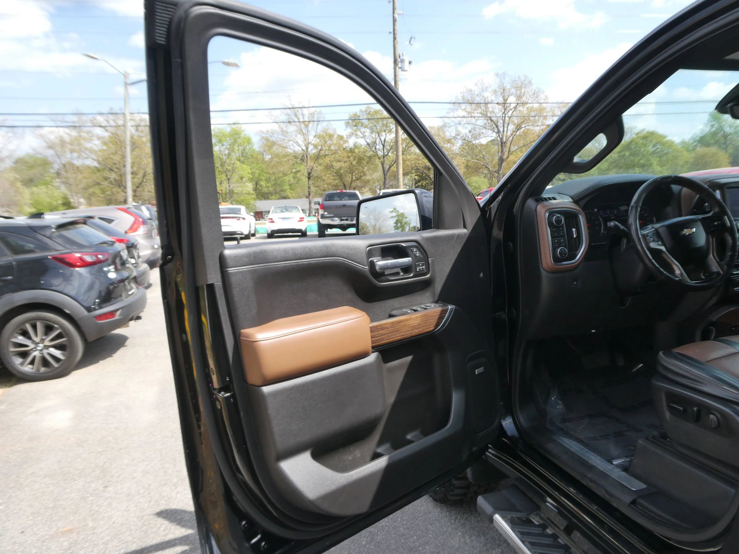Used 2020 Chevrolet Silverado 1500 High Country w/ Technology Package AWD/4WD image 13