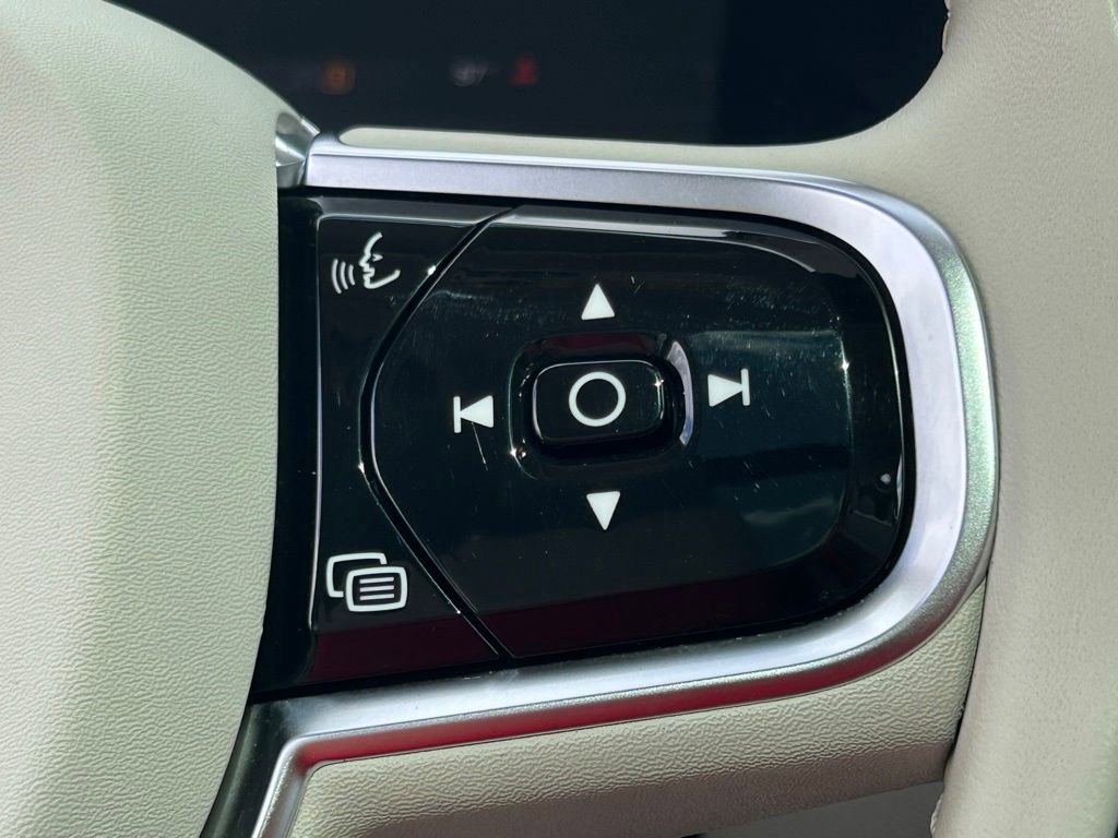 Used 2023 Volvo XC60 B5 Plus image 24