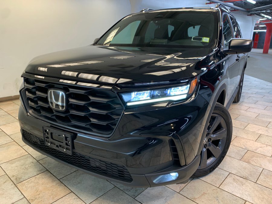 Used 2025 Honda Pilot Sport image 1