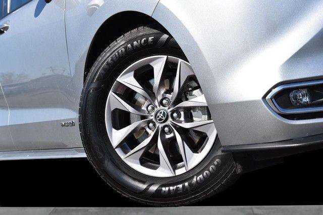 Used 2021 Toyota Sienna XLE w/ XLE Plus Package image 3