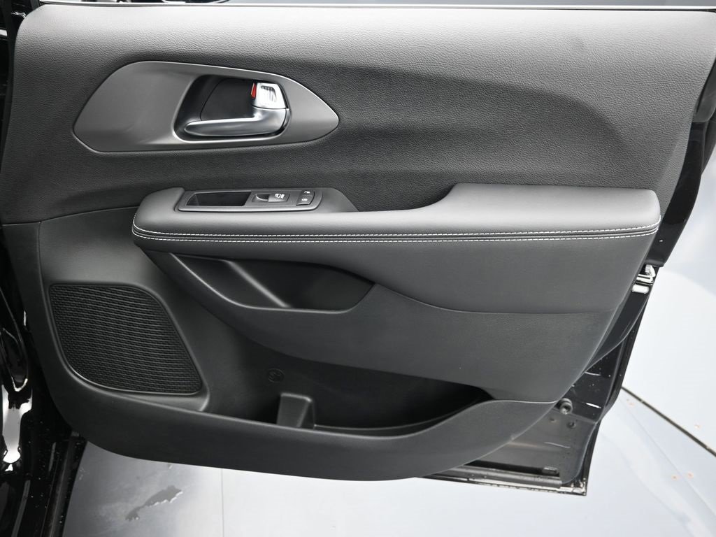 New 2026 Chrysler Pacifica Select image 17