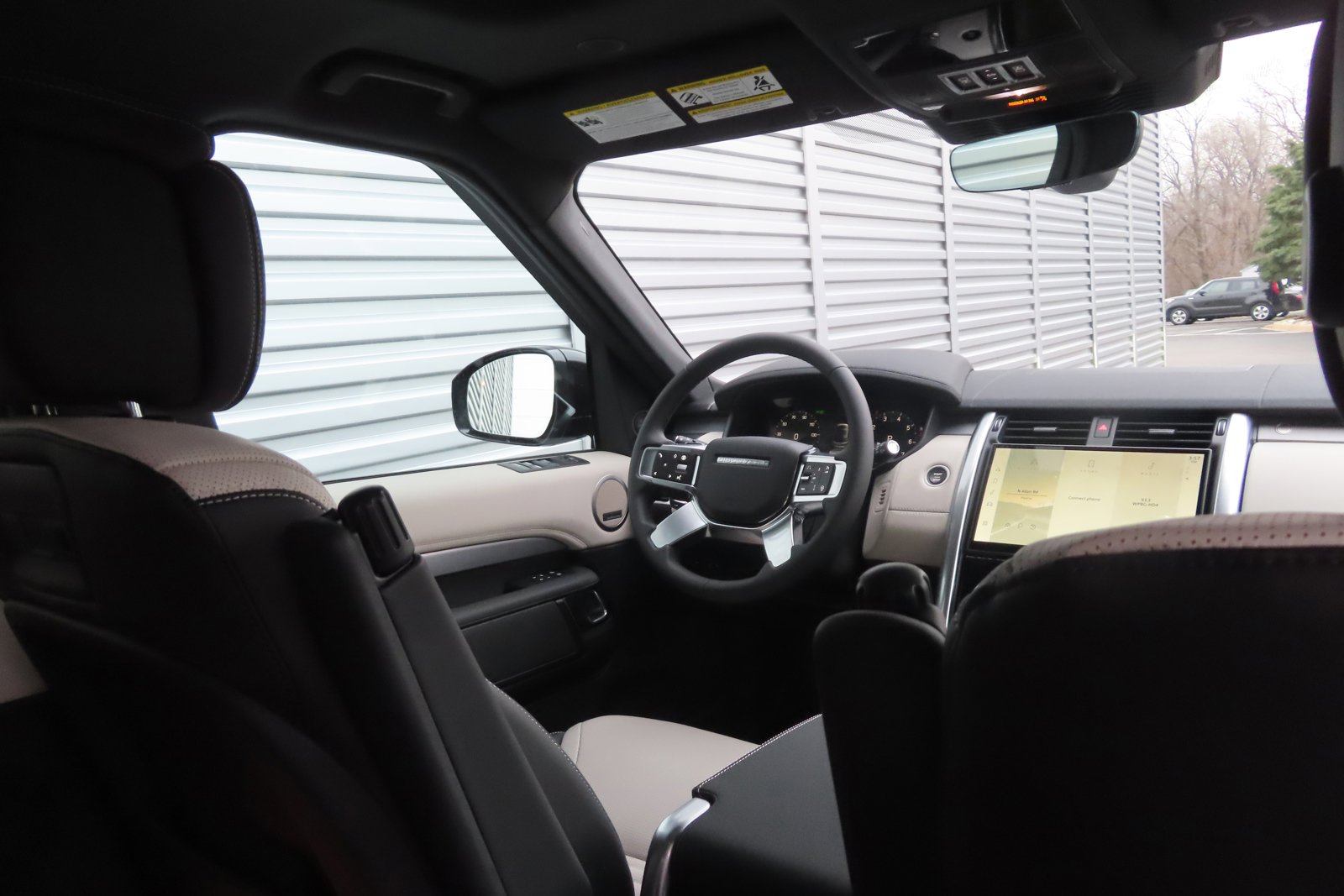 New 2024 Land Rover Discovery Dynamic SE image 23