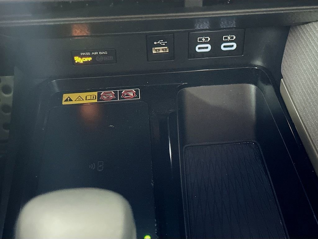 Used 2025 Toyota Camry SE w/ Convenience Package image 29