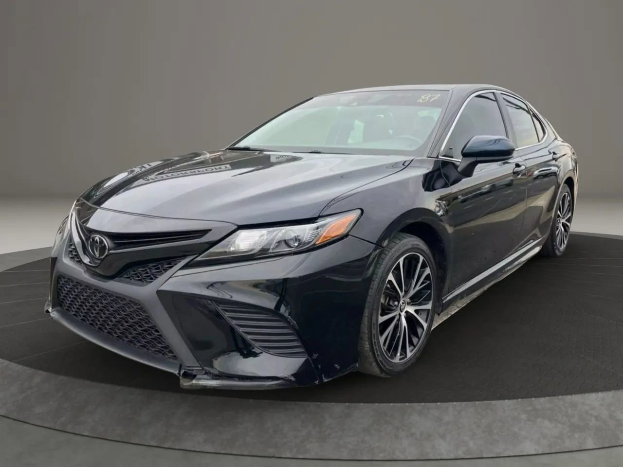 Used 2020 Toyota Camry SE FWD image 1