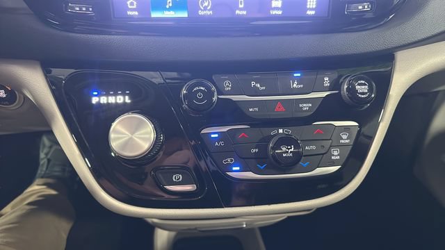Used 2024 Chrysler Pacifica Touring-L FWD image 16