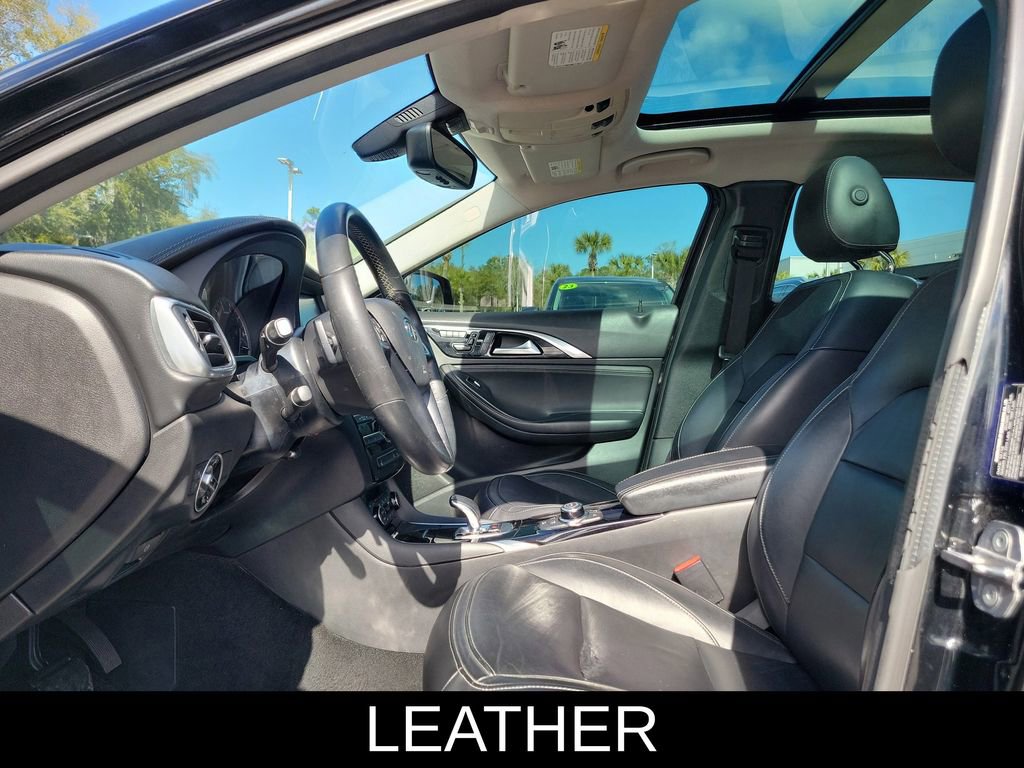 Used 2019 INFINITI QX30 image 2