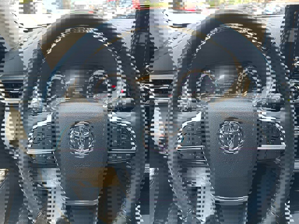 Used 2024 Toyota Highlander XLE image 26