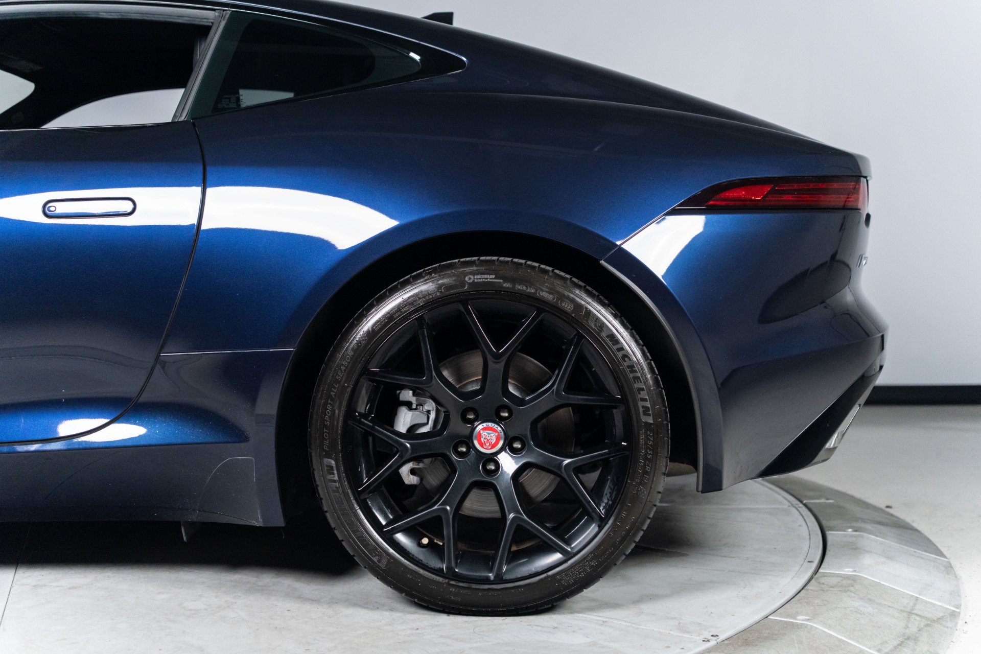 Used 2018 Jaguar F-TYPE Coupe RWD image 11
