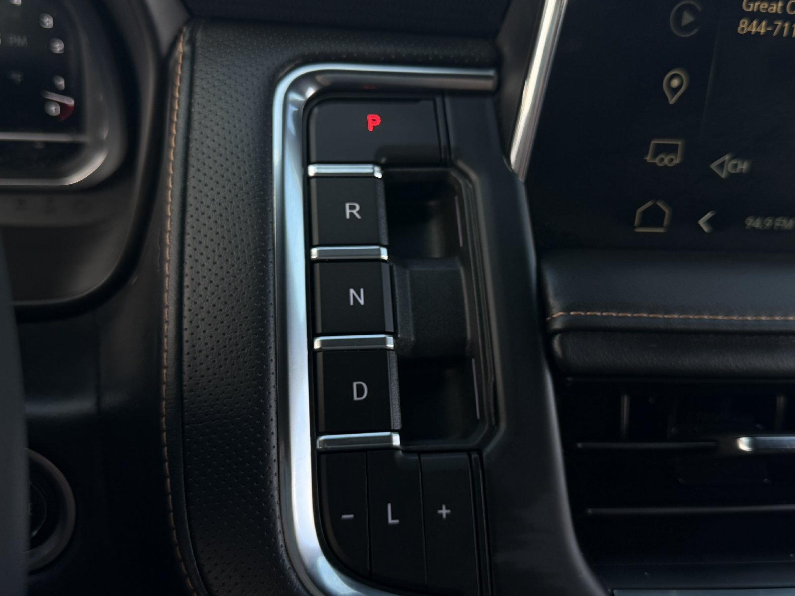 Used 2024 GMC Yukon AT4 w/ Technology Package AWD/4WD image 21
