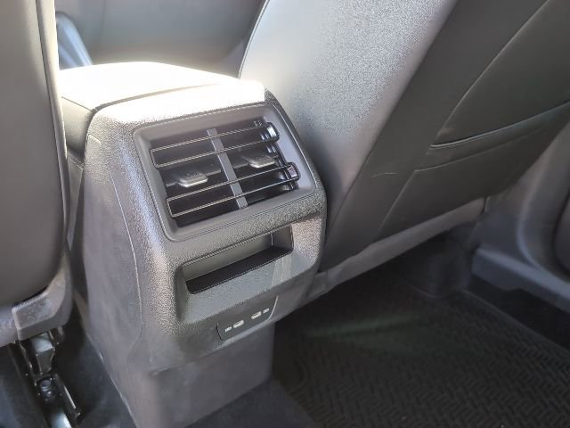 Used 2025 Volkswagen Tiguan SE image 24