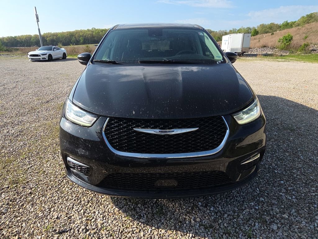 Used 2023 Chrysler Pacifica Touring-L image 2