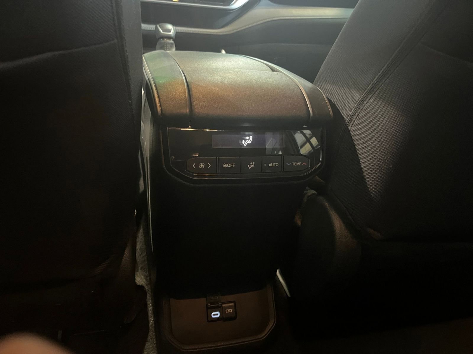 Used 2025 Toyota Highlander LE FWD image 23