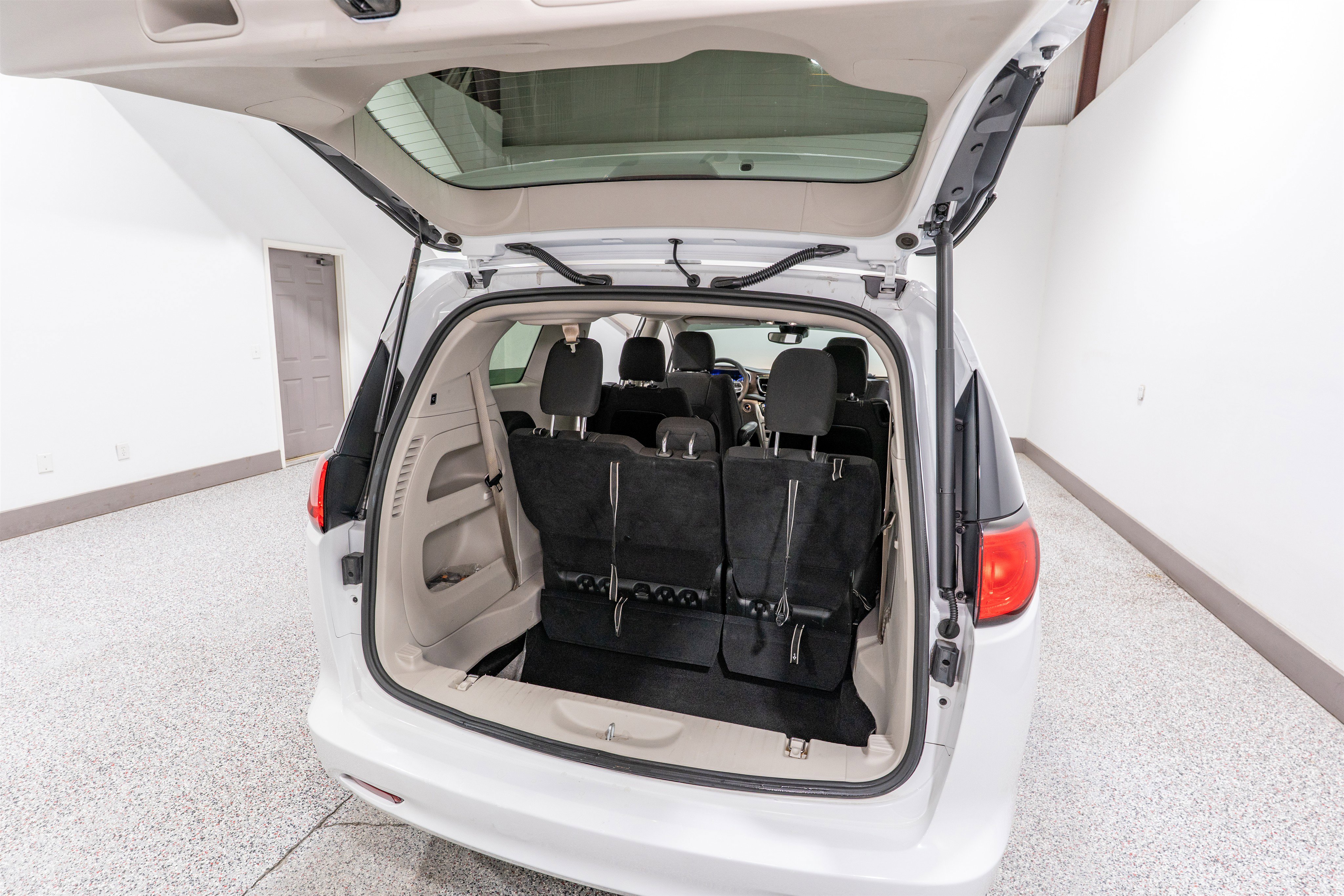 Used 2023 Chrysler Voyager LX FWD image 31