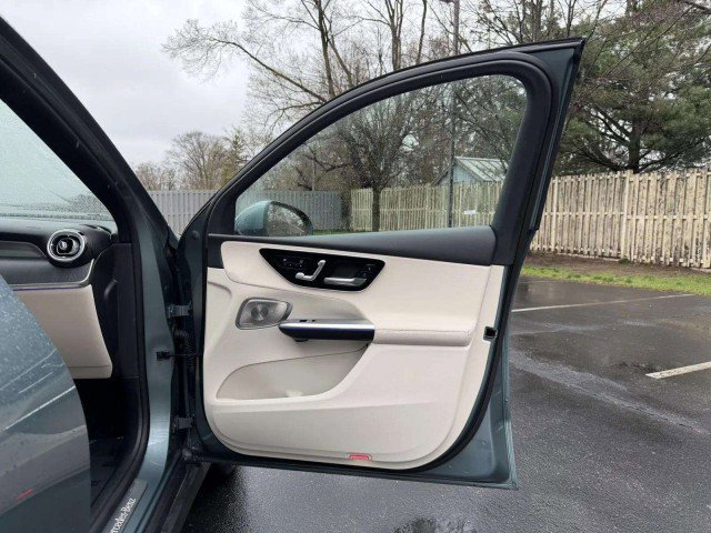 Used 2025 Mercedes-Benz GLC 300 4MATIC image 26