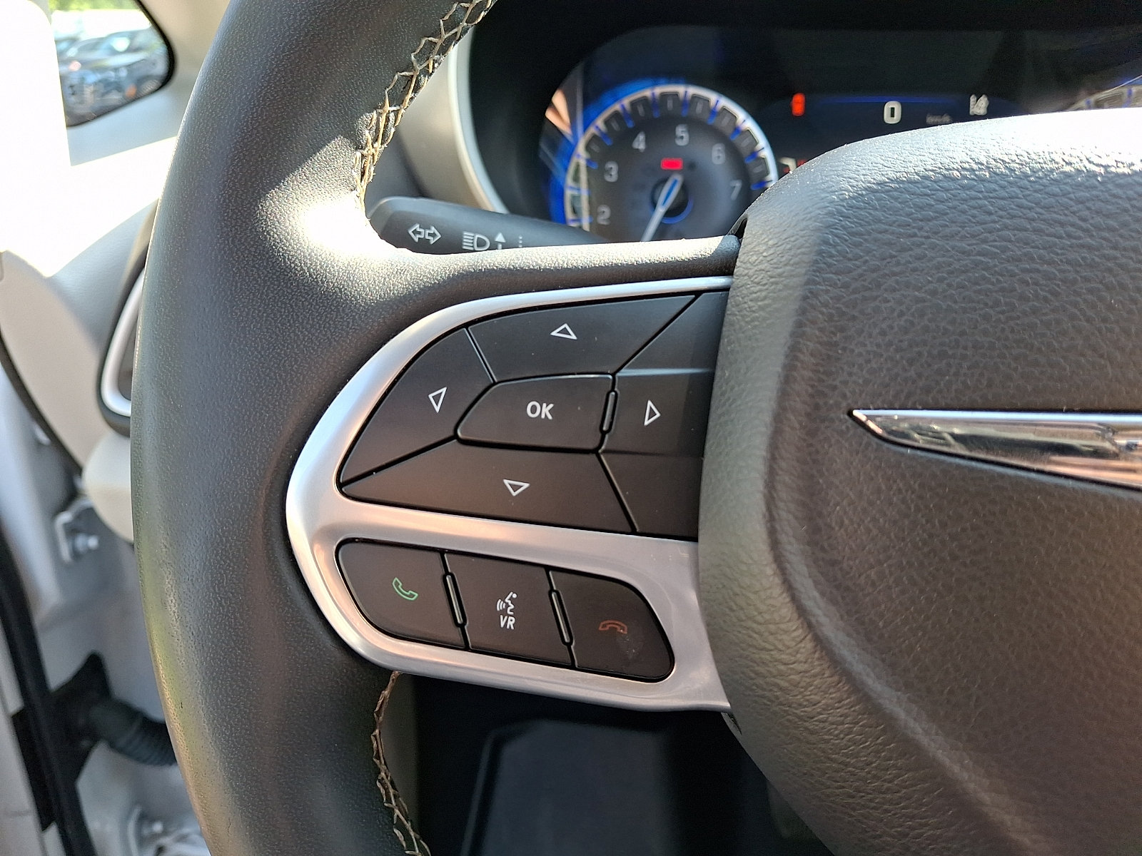 Used 2023 Chrysler Pacifica Touring-L FWD image 21