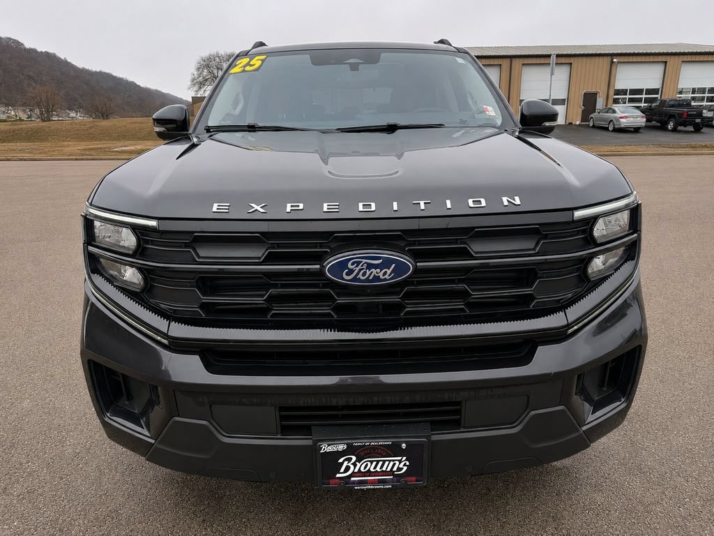 Used 2025 Ford Expedition Active AWD/4WD image 2