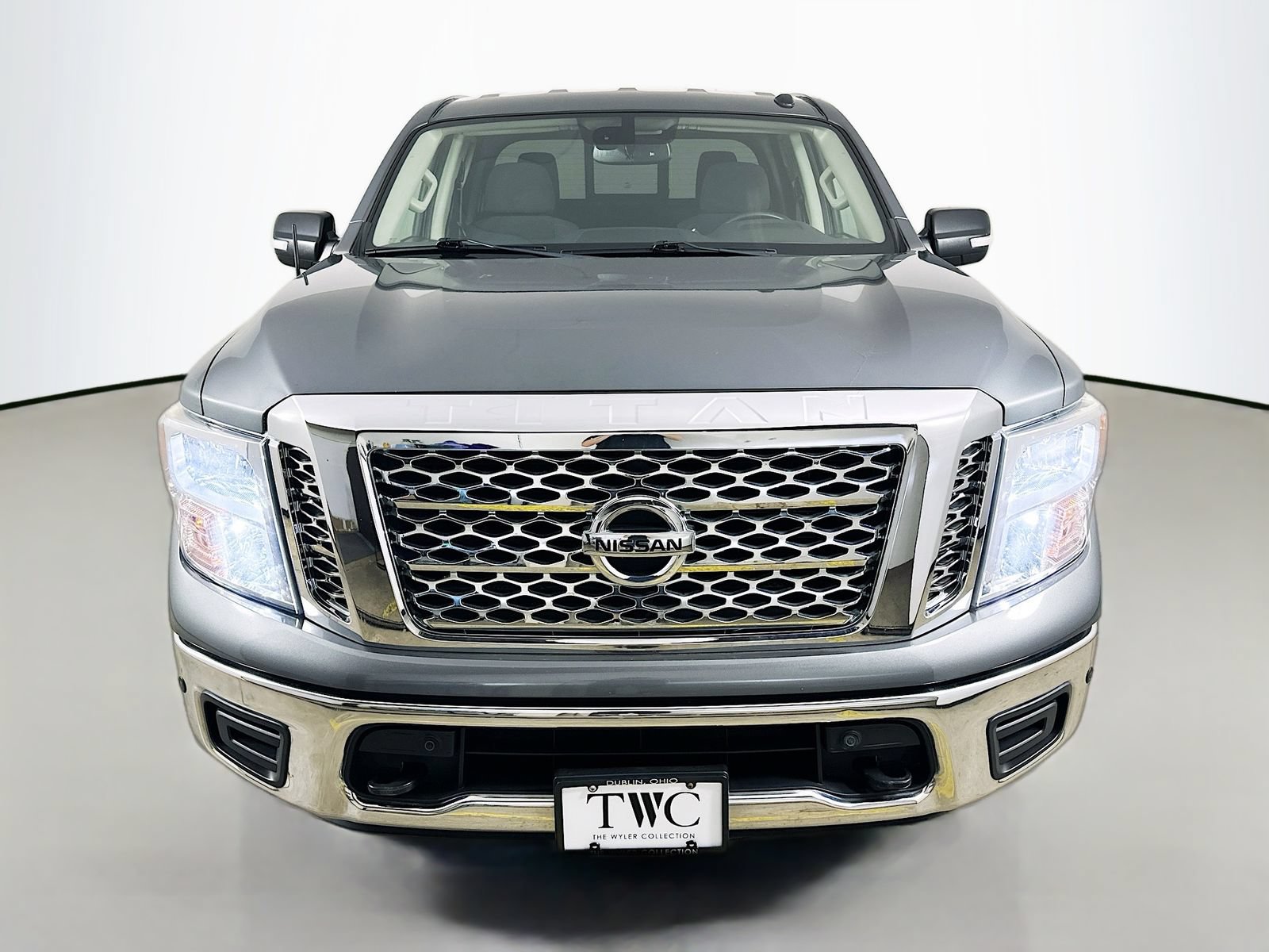 Used 2019 Nissan Titan SV w/ SV Convenience Package AWD/4WD image 2