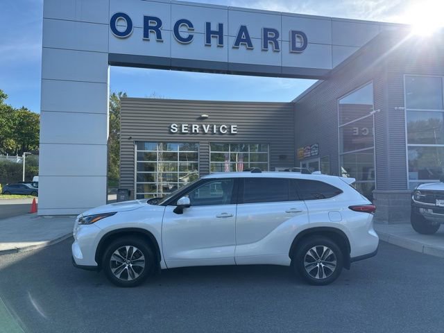 Used 2022 Toyota Highlander XLE AWD/4WD image 2