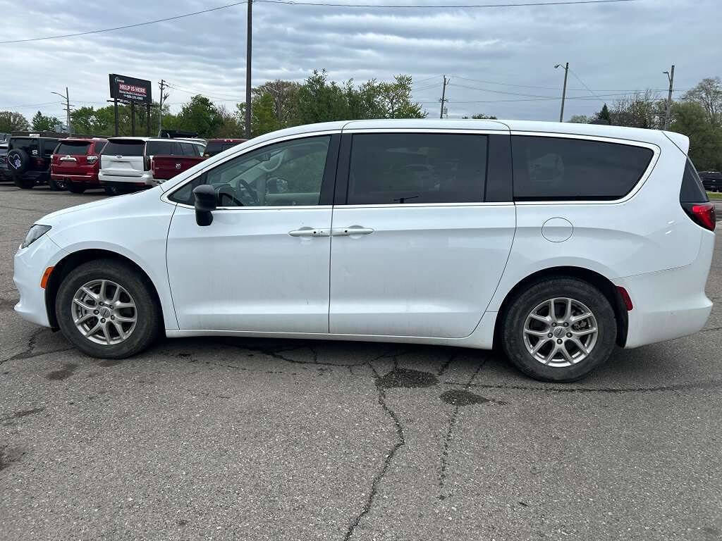 Used 2024 Chrysler Voyager LX FWD image 8