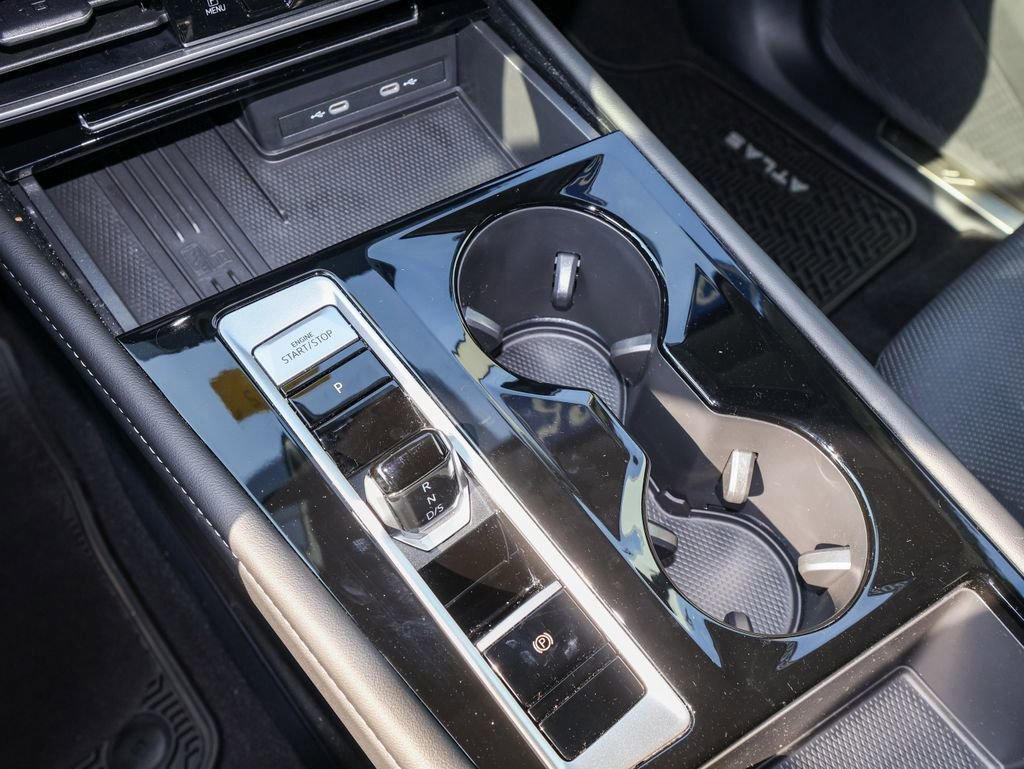 Certified 2025 Volkswagen Atlas SE w/ Black Wheel Package image 27