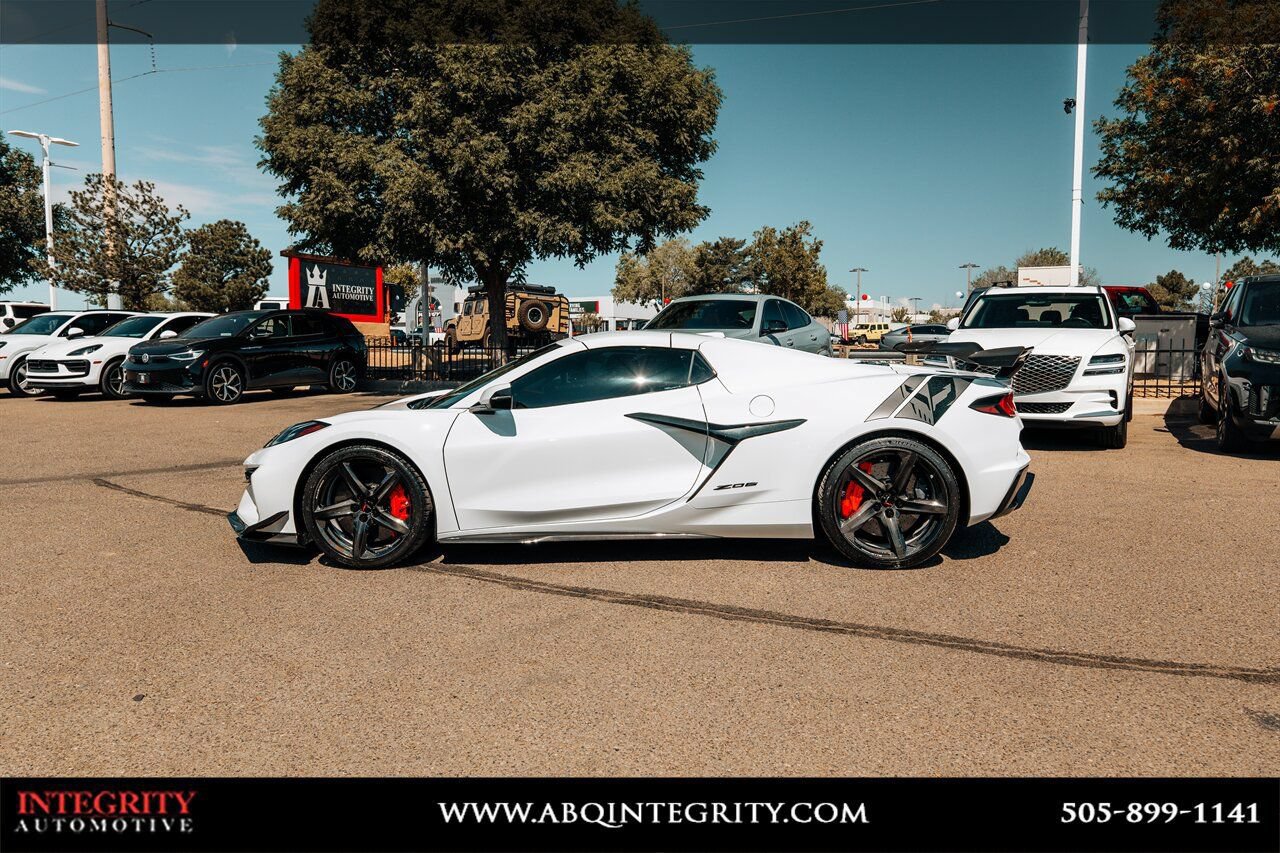 Used 2023 Chevrolet Corvette Z06 w/ Z07 Performance Package RWD image 4