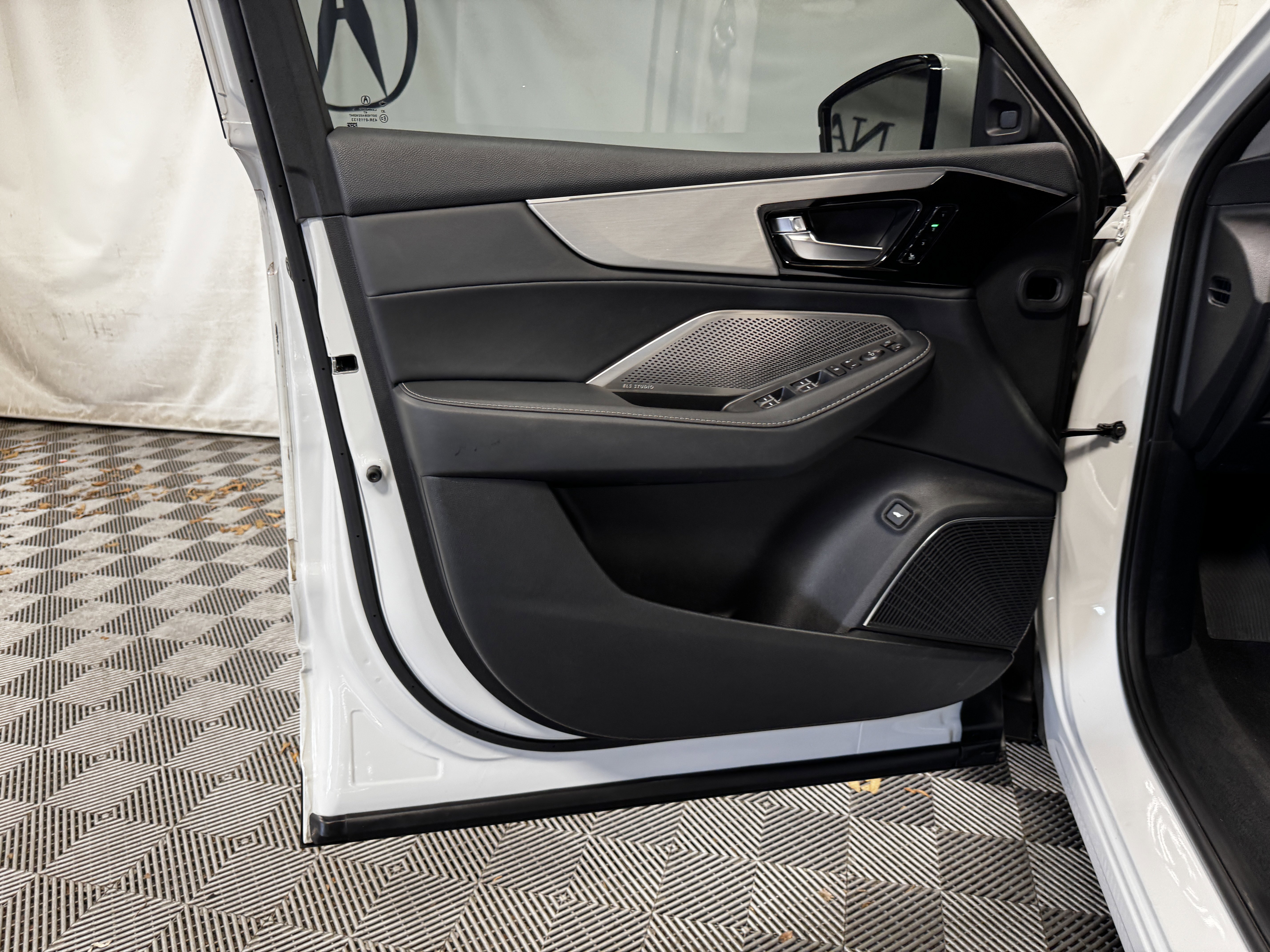 Certified 2023 Acura MDX FWD w/ Technology Package image 18