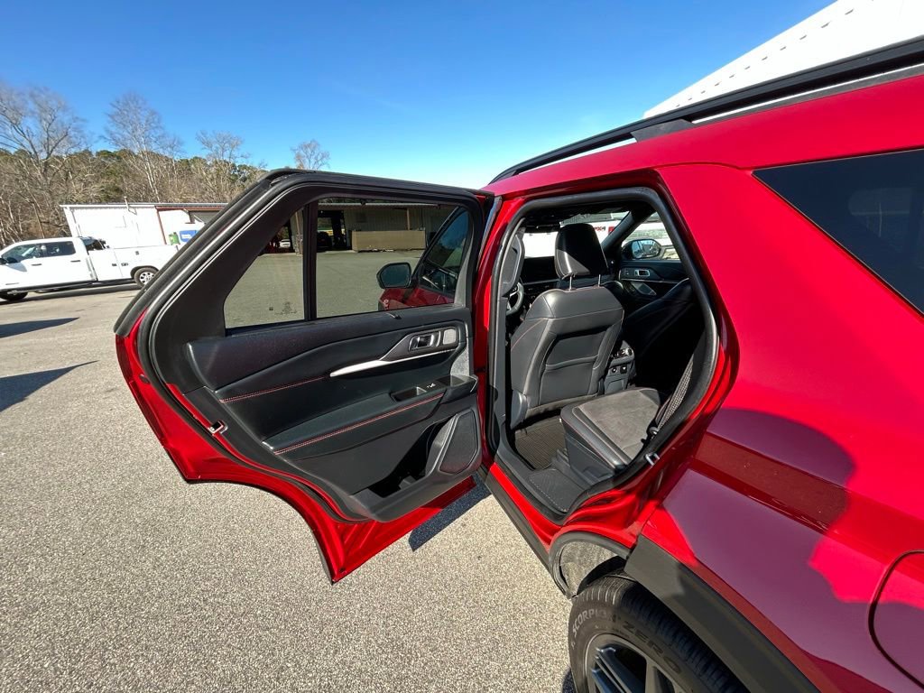 Used 2025 Ford Explorer ST AWD/4WD image 17