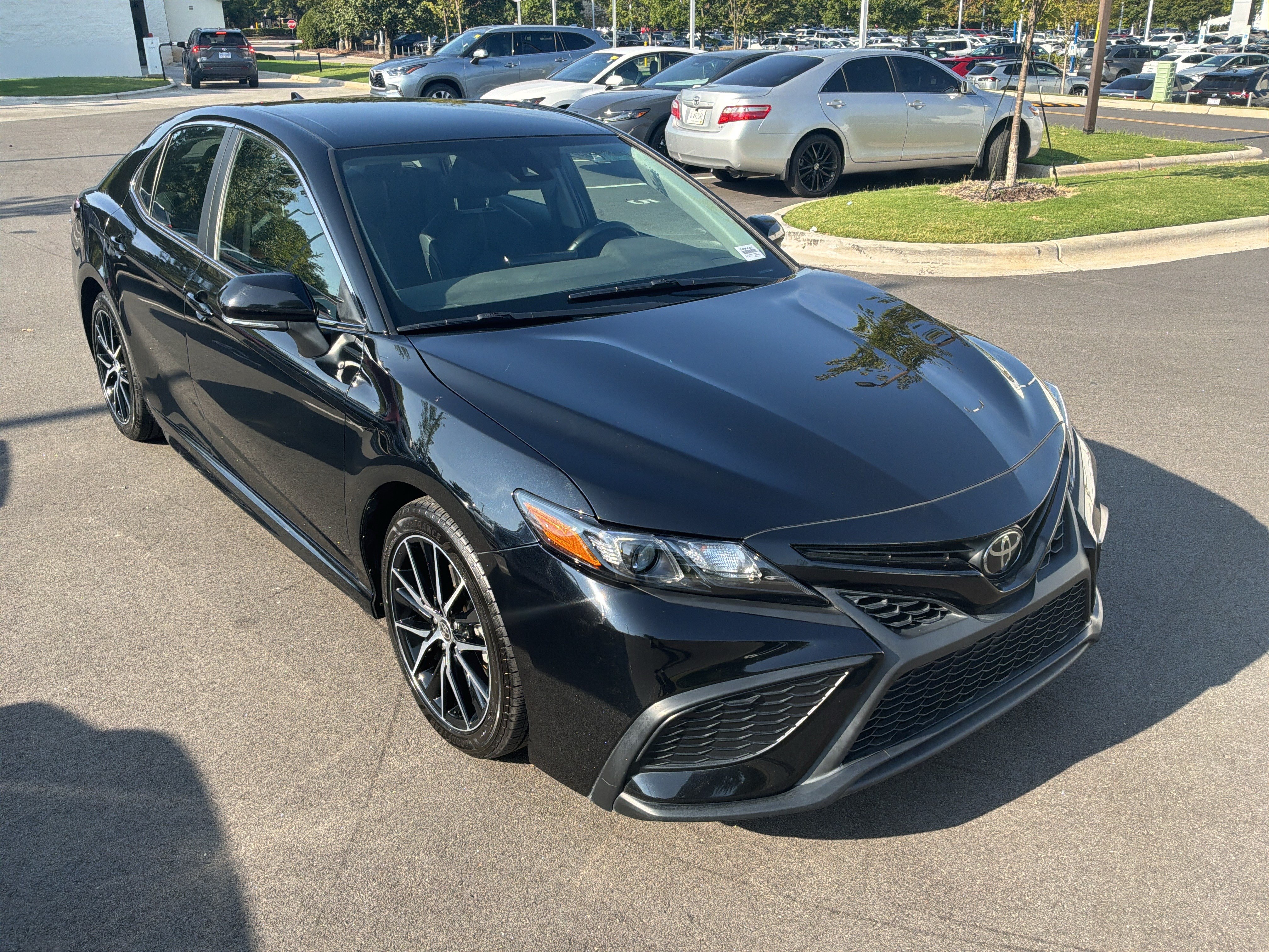 Used 2023 Toyota Camry SE FWD image 2