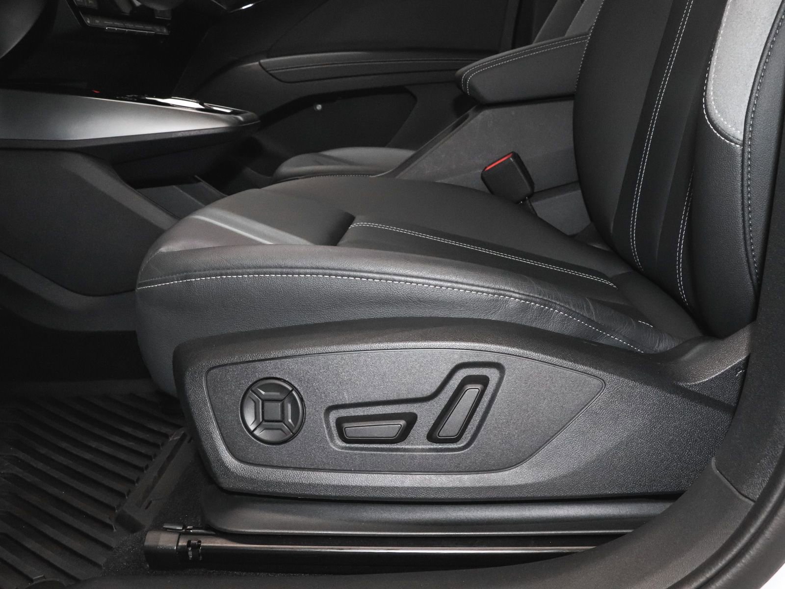 Used 2025 Audi Q4 e-tron Premium Plus w/ Premium Plus image 21