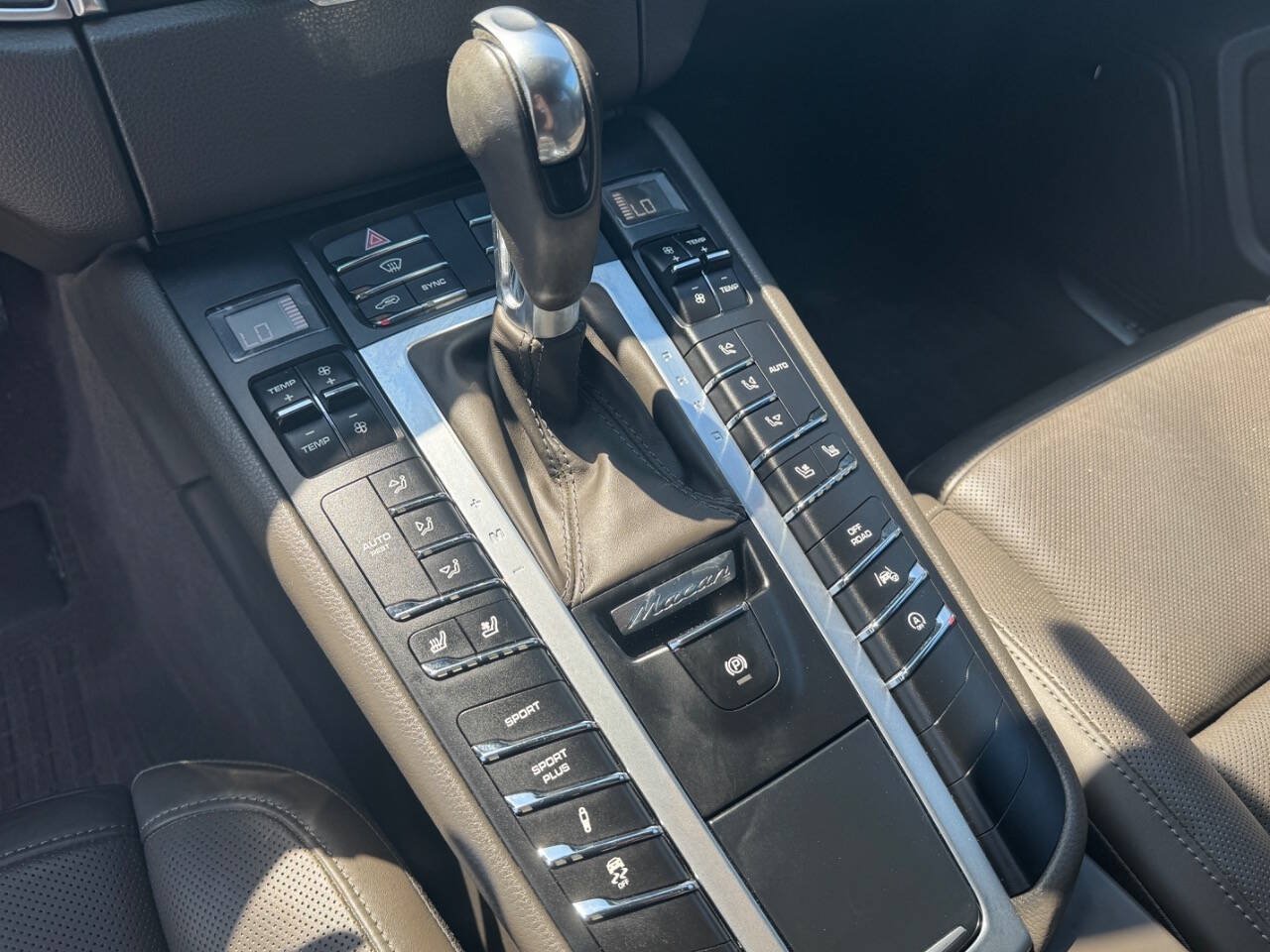 Used 2016 Porsche Macan Turbo w/ Premium Package Plus AWD/4WD image 11