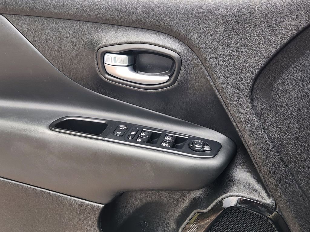 Used 2018 Jeep Renegade Altitude w/ Safety & Security Group FWD image 13