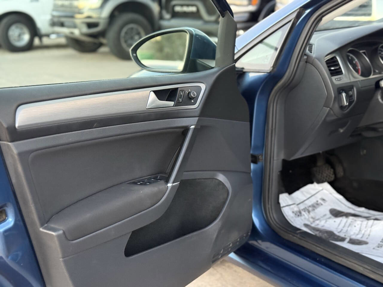 Used 2016 Volkswagen Golf SE image 11