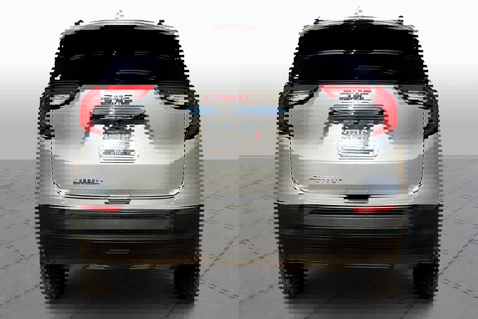 Used 2022 GMC Terrain SLE w/ Driver Convenience Package image 4