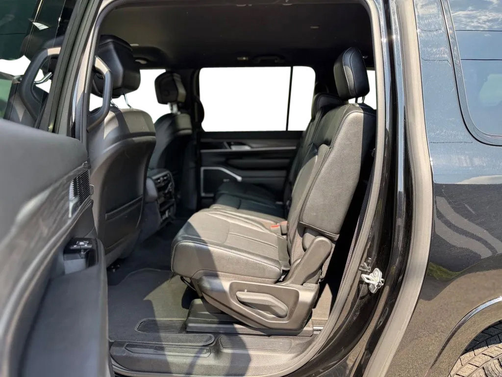 Used 2024 Jeep Wagoneer L Series II w/ Flexible Seating Group AWD/4WD image 29