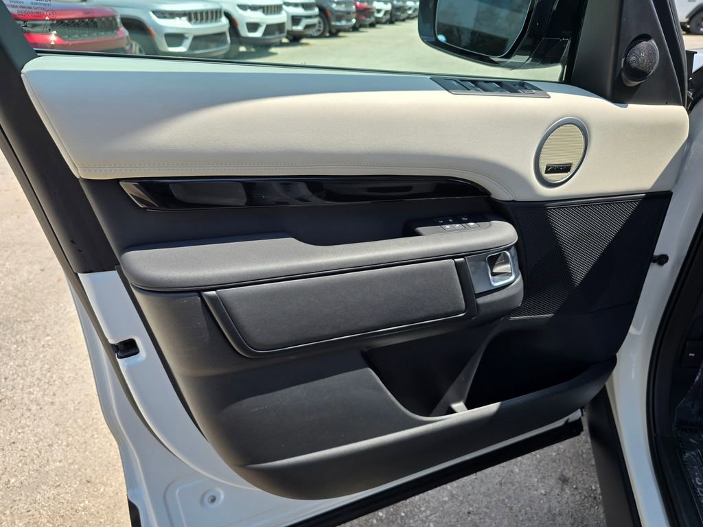 Used 2025 Land Rover Discovery S image 14