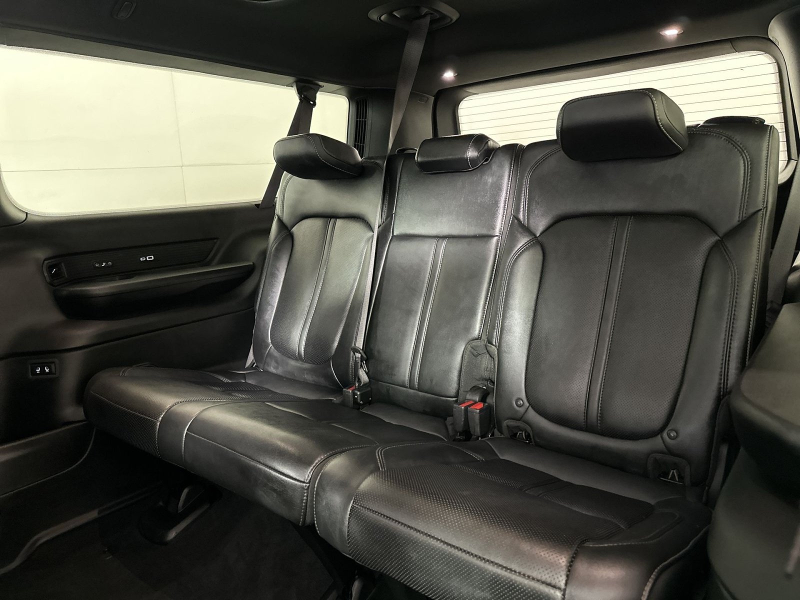 Used 2023 Jeep Wagoneer L Series II w/ Premium Group I AWD/4WD image 26