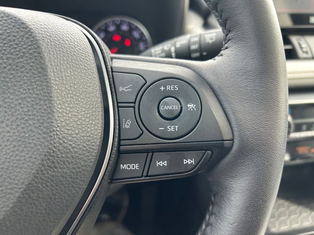 Used 2022 Toyota RAV4 XLE Premium image 14