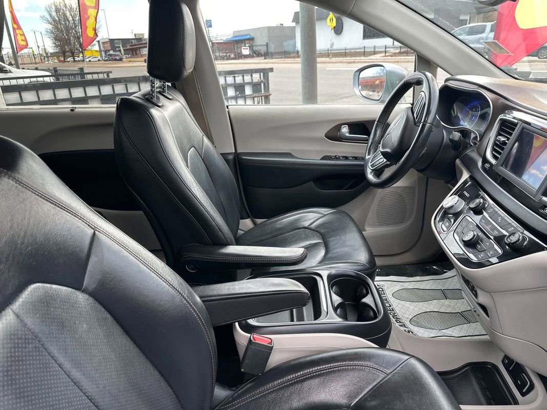Used 2018 Chrysler Pacifica Touring-L FWD image 27