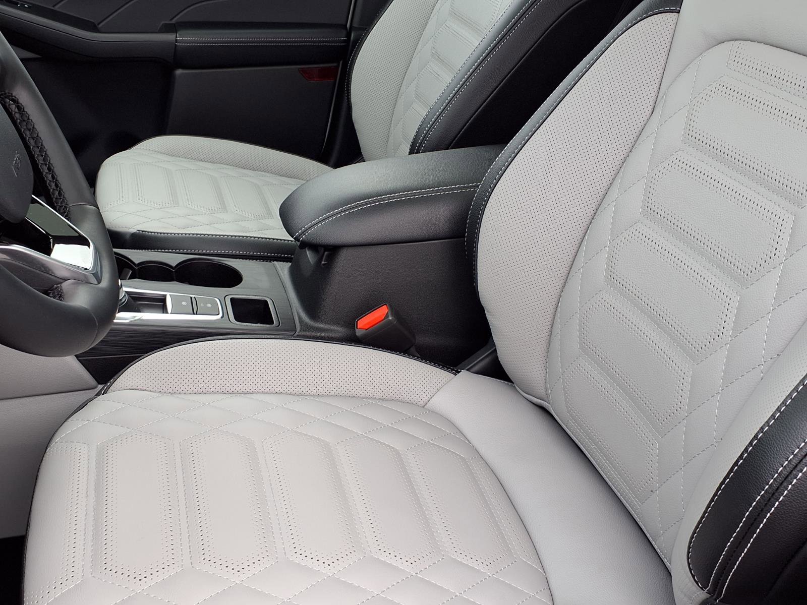 Used 2024 Ford Escape SE w/ PHEV Premium Package image 3