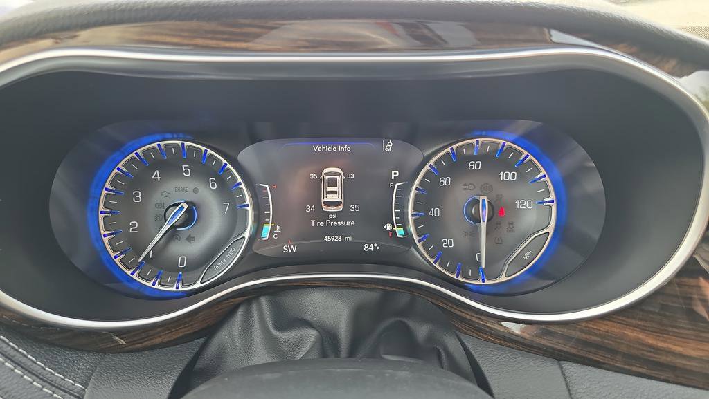 Used 2023 Chrysler Pacifica Limited AWD/4WD image 17
