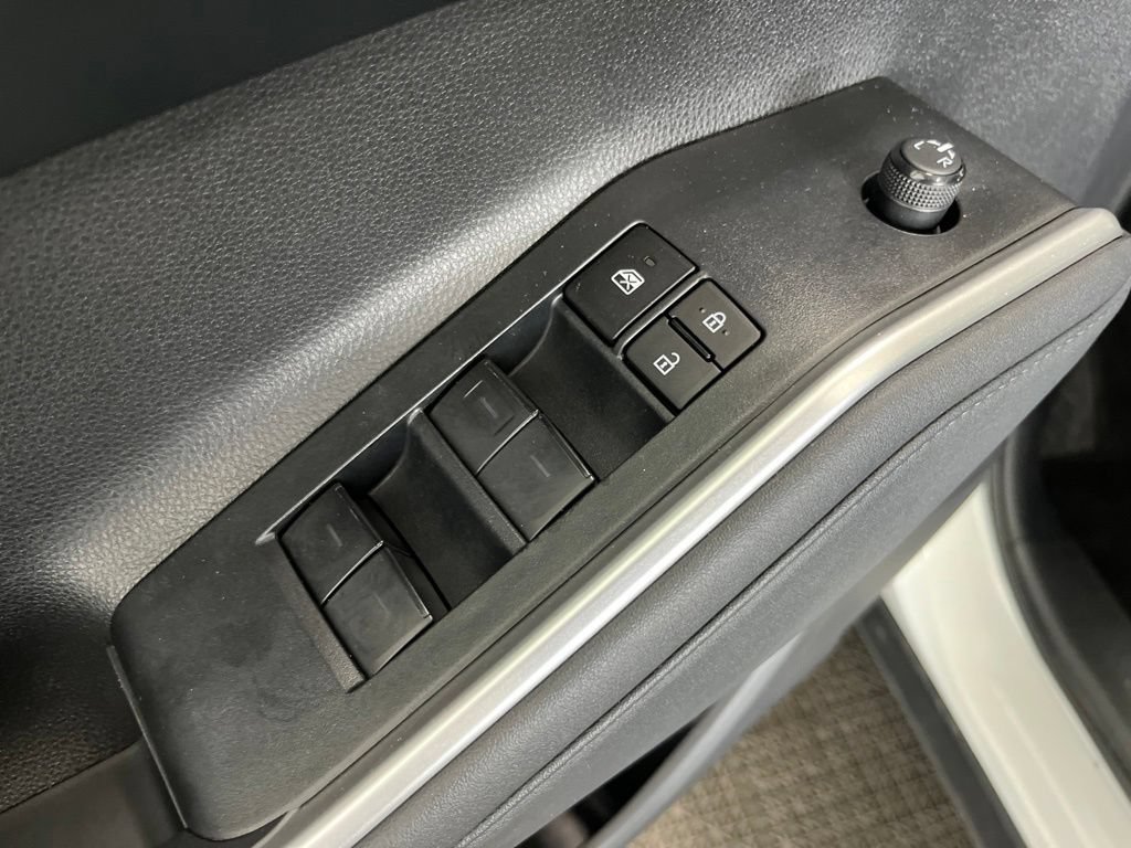 Used 2024 Toyota Highlander LE FWD image 4