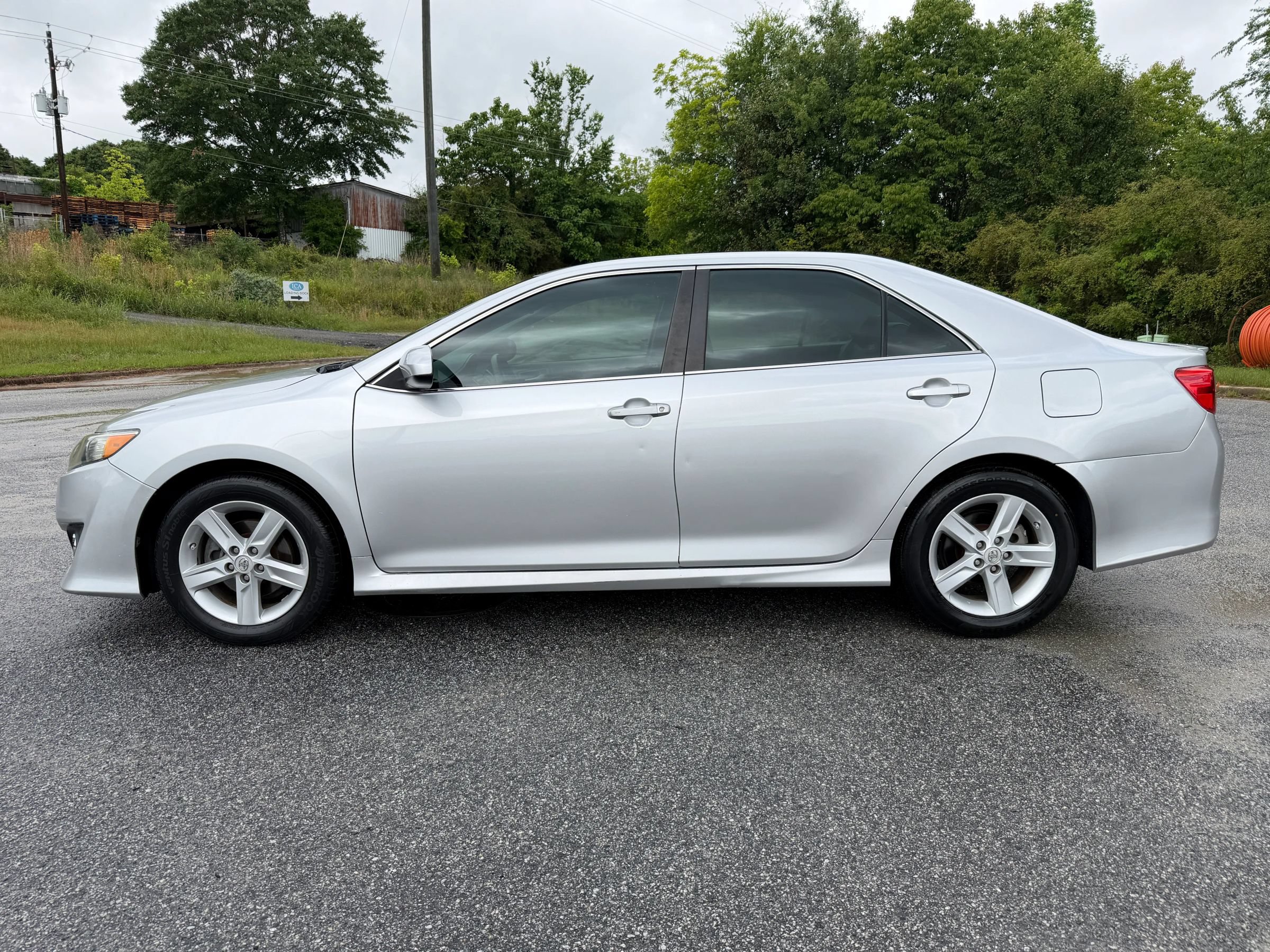 Used 2013 Toyota Camry SE FWD image 2