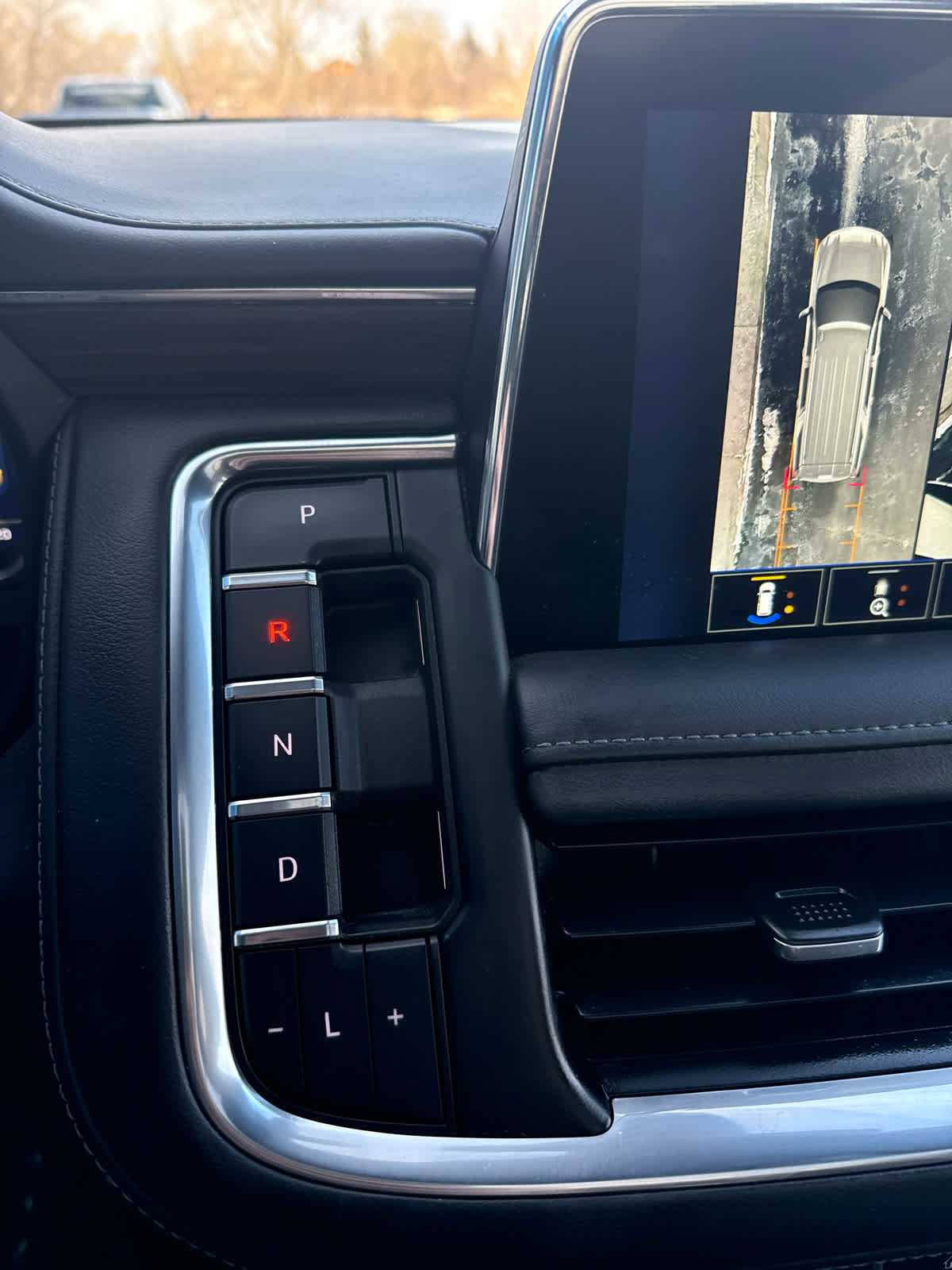 Used 2022 Chevrolet Tahoe Z71 w/ Z71 Off-Road Package image 16