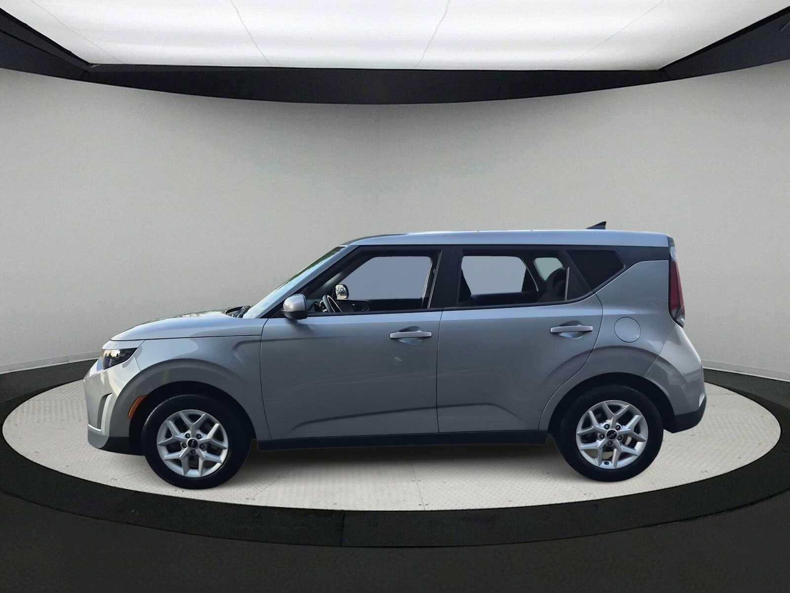 Used 2024 Kia Soul LX w/ LX Technology Package FWD image 5