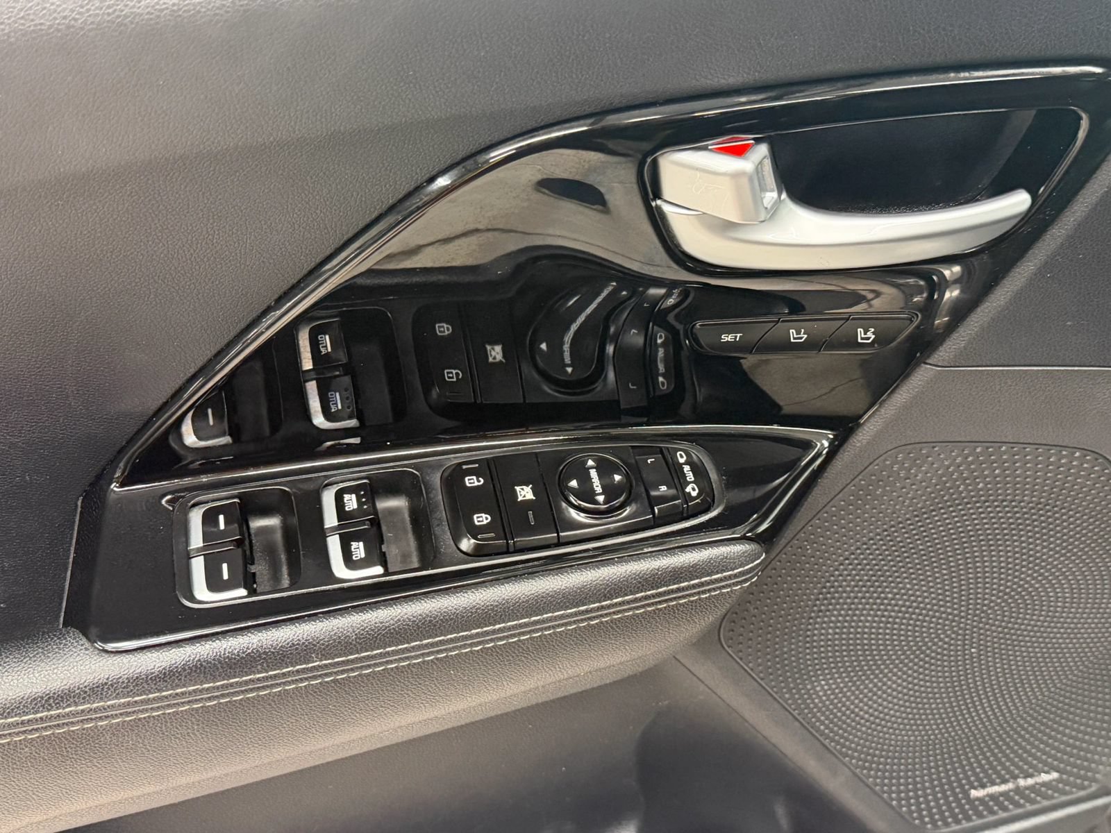 Used 2017 Kia Niro Touring FWD image 22