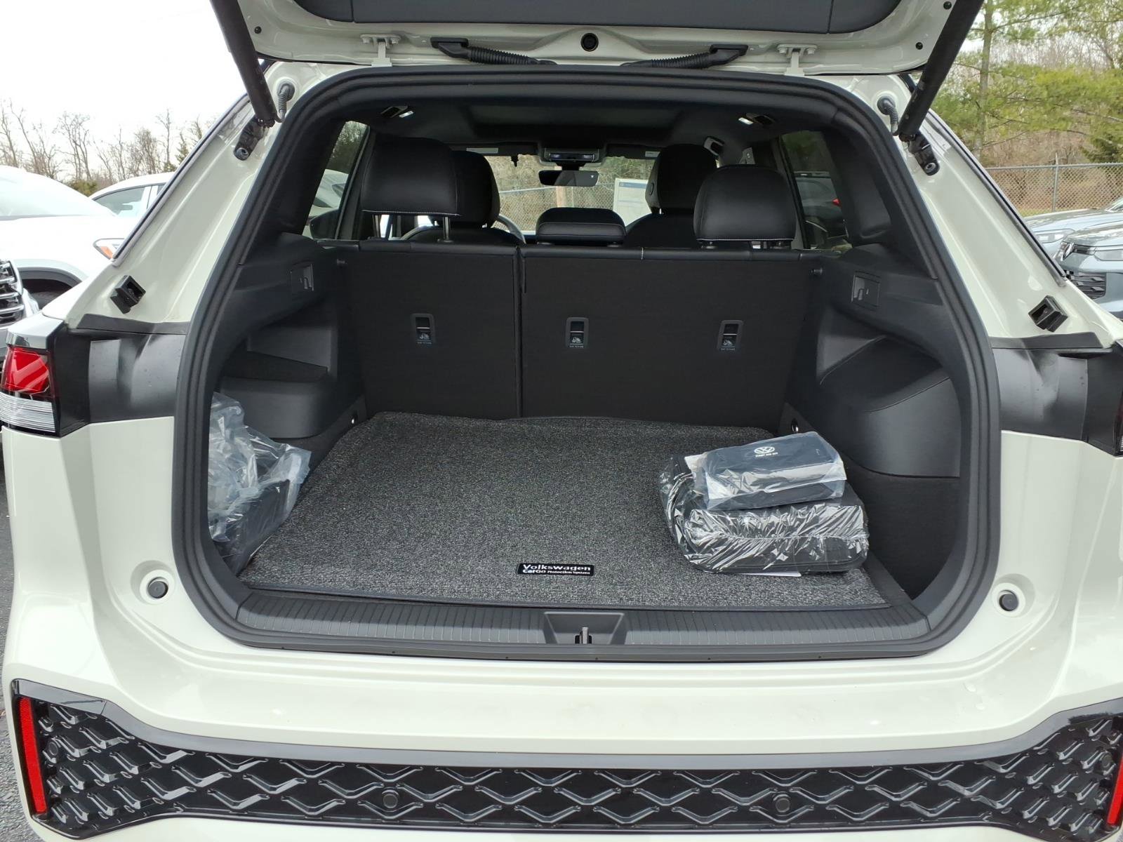 New 2026 Volkswagen Tiguan SE R-Line image 9